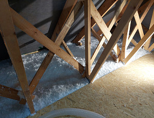 Zateplení stropu rodinného domu pomocí foukané izolace